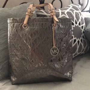 Beautiful Silver Michael Kors Tote 👜 😍
